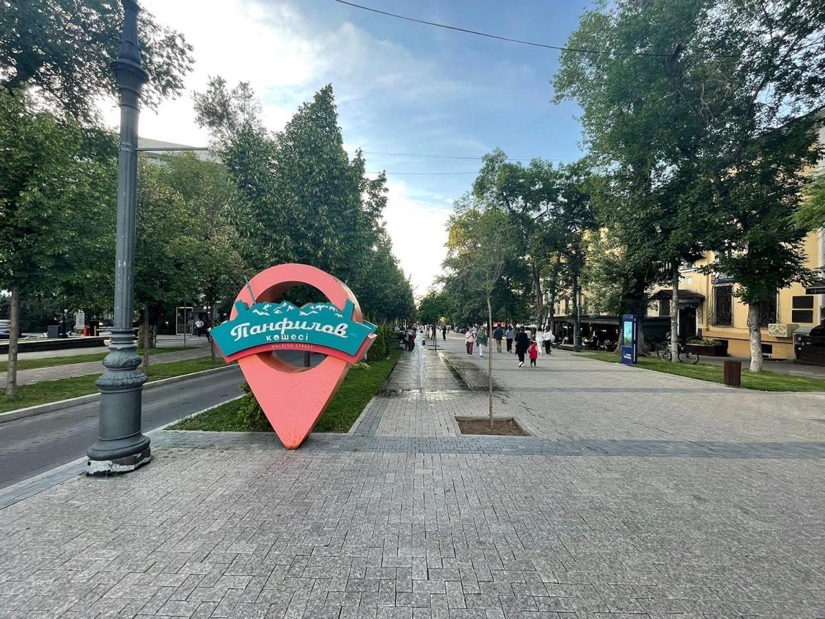 Nadezhda Apartments On Kabanbay Batyr 122 Almaty Eksteriør billede